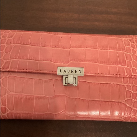 Lauren Ralph Lauren NWT Large Pink Embossed Leather Ladies Wallet & Checkbook Cv - Picture 2 of 11